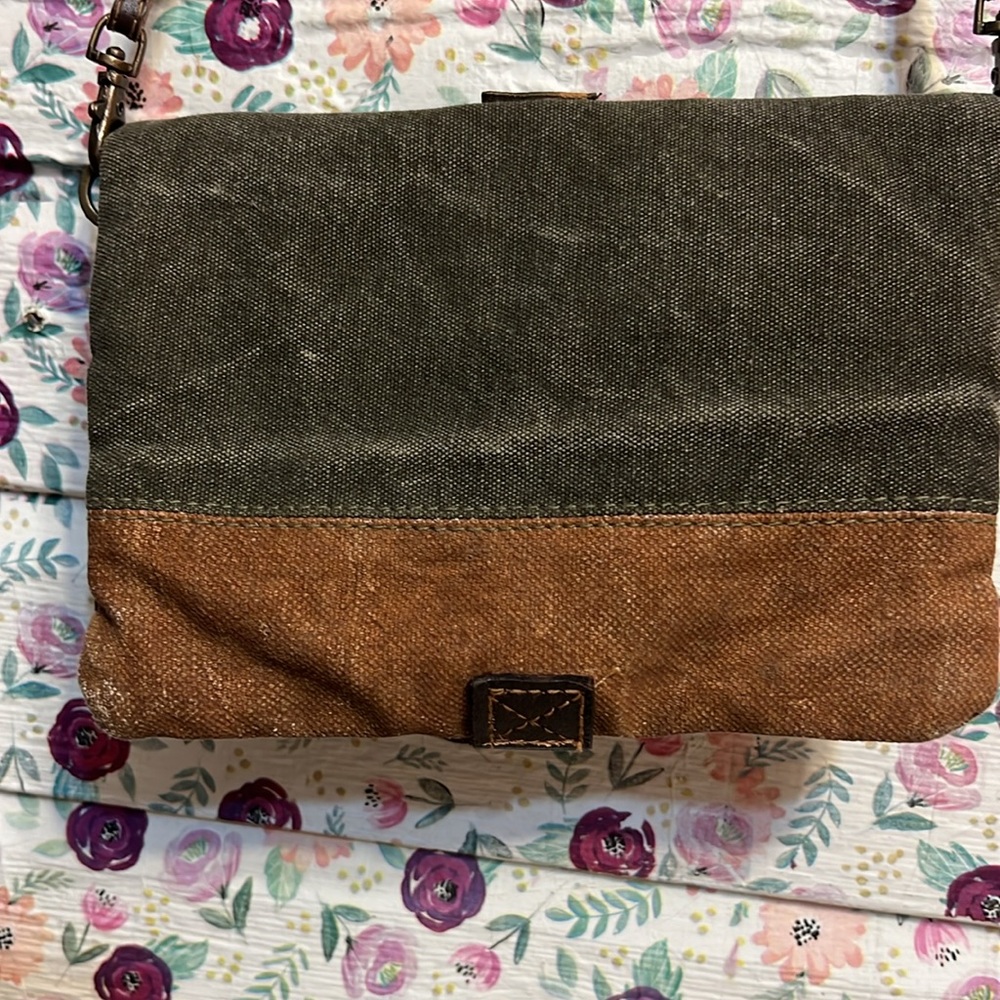 Crossbody - Picture 4 of 8